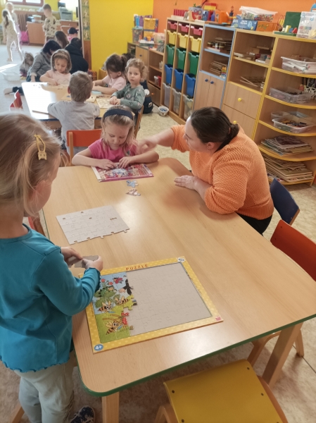 Mami, tati, dědo, babi, pojď si se mnou hrát Mami, tati, dědo, babi, pojď si se mnou hrát
